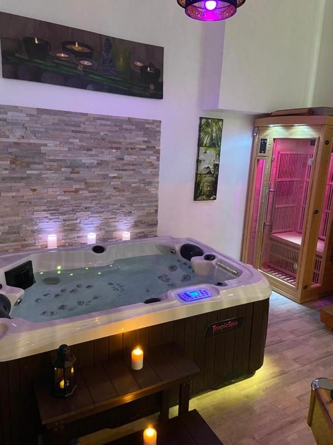 Suite privada con sauna de madera y jacuzzi iluminado