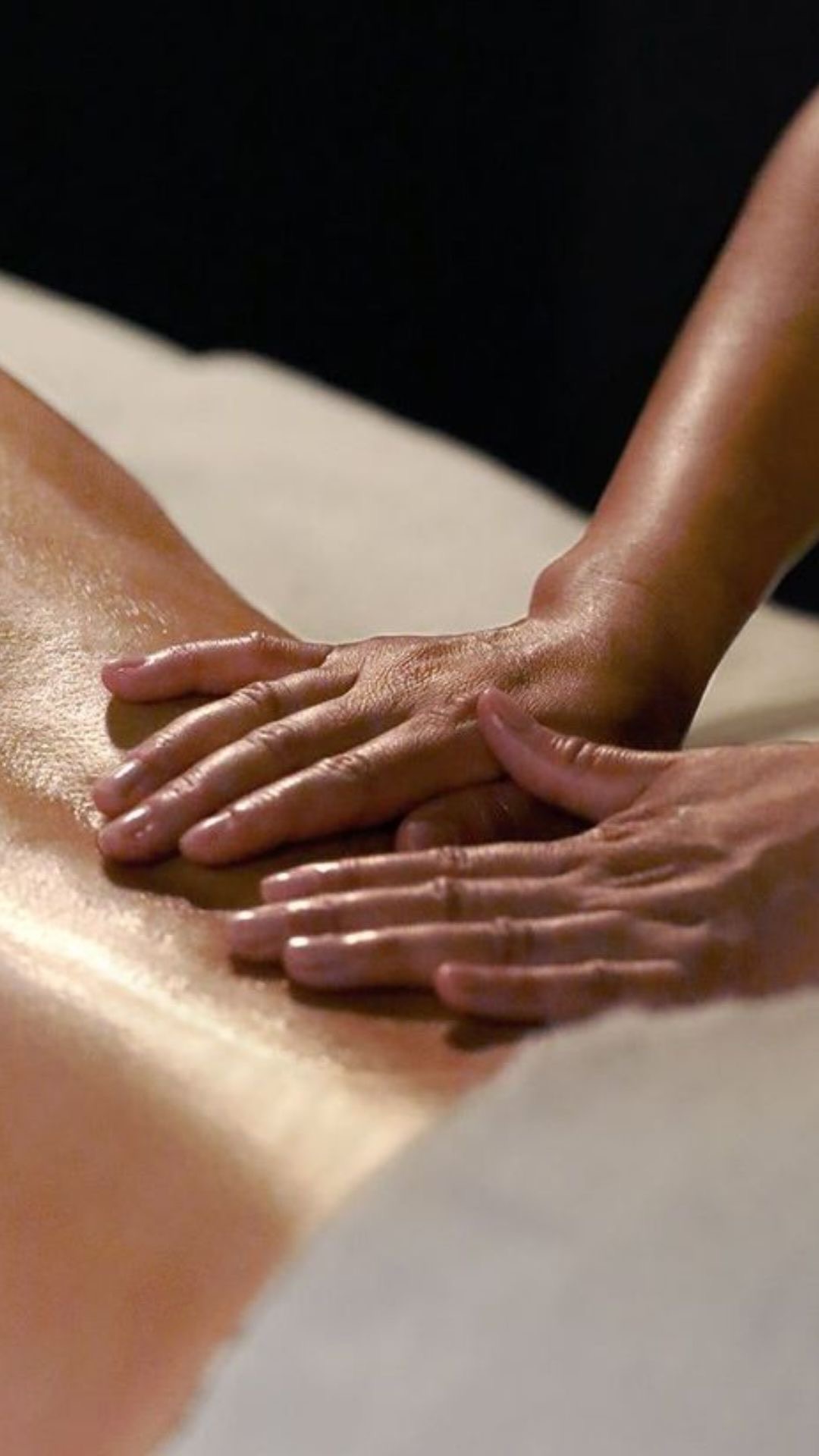Manos de la terapeuta durante un masaje relajante